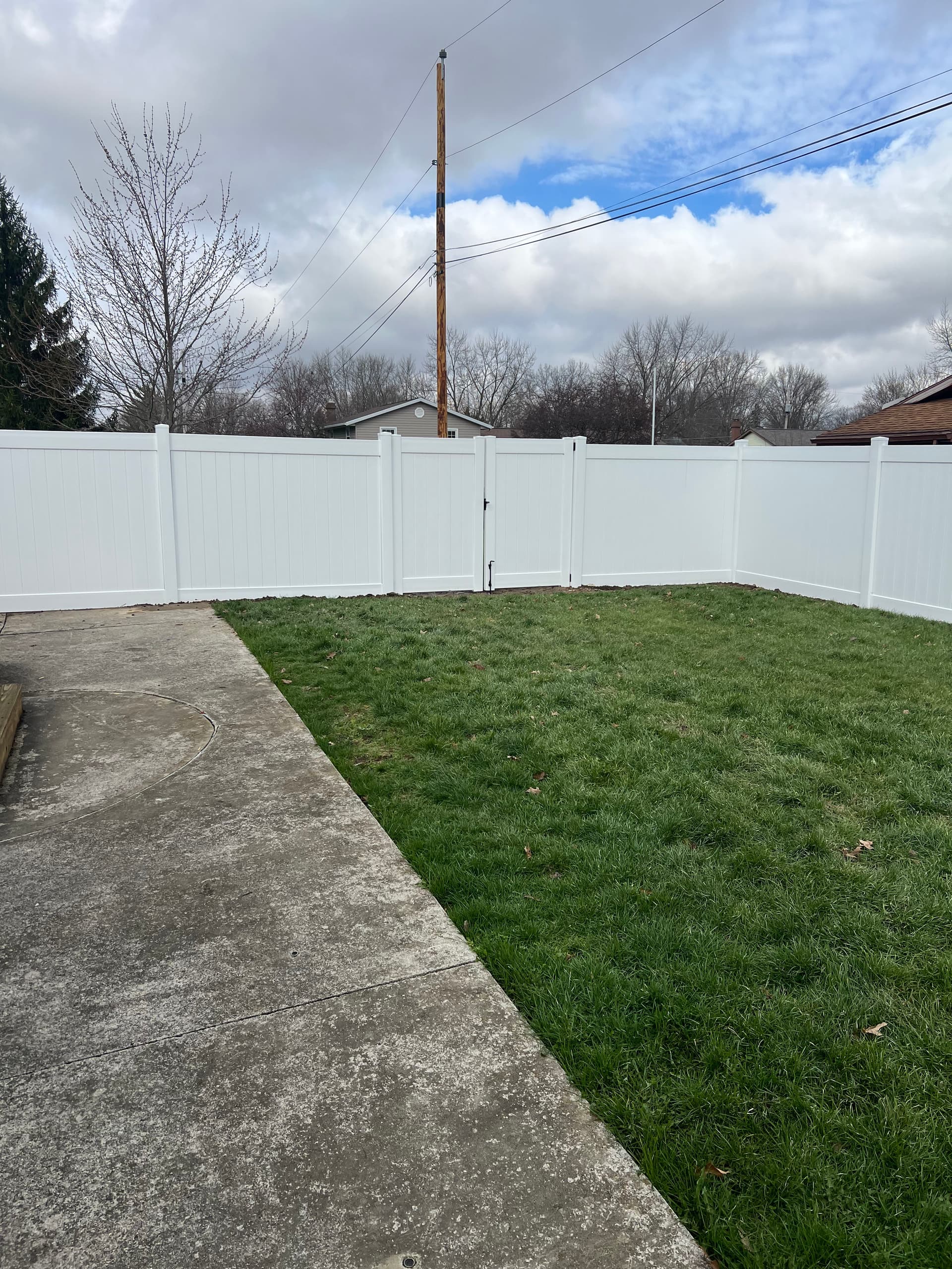 Gallery photos for White Vinyl Privacy Fence Installation in Loral Oaks Lima: Image #3