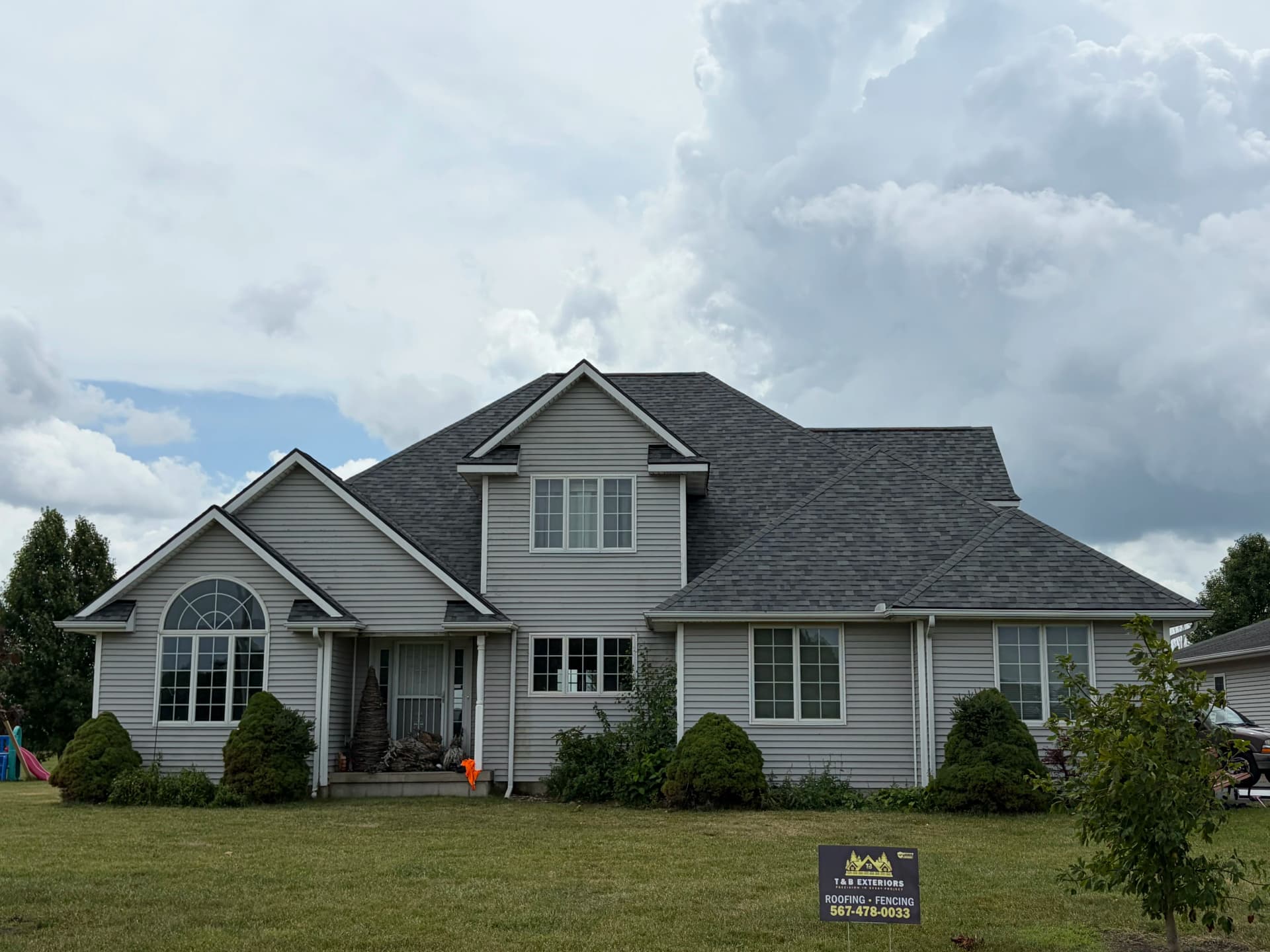 Gallery photos for Full Tear-Off Roof Replacement with Owens Corning Duration Shingles: Image #4