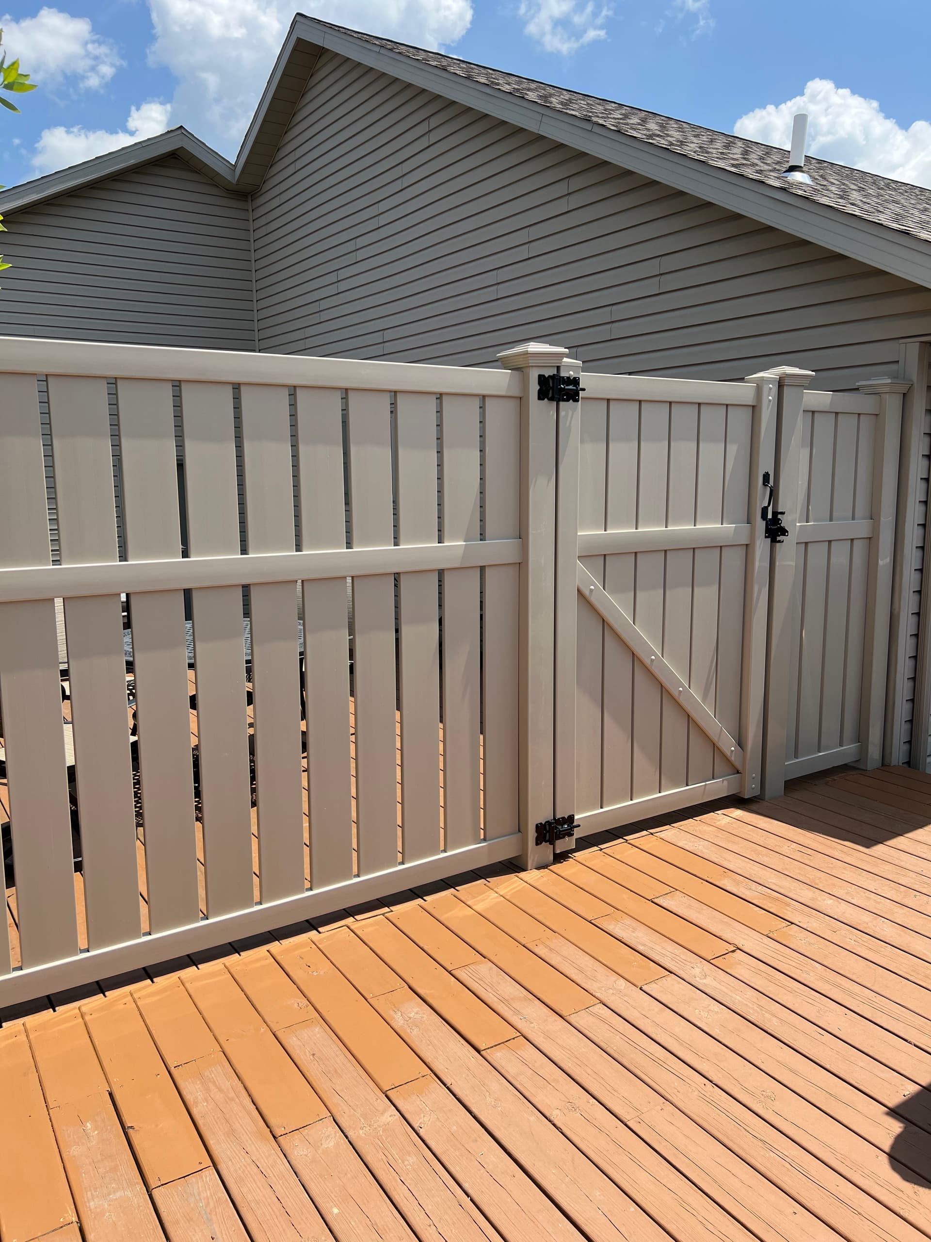 Gallery photos for Old Wood Fence Swapped for a Low-Maintenance Vinyl Upgrade: Image #2